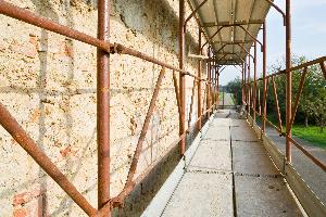 Lavori di costruzione in un cantiere edile con impalcatura metallica di sicurezza