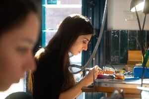 Operaia fabbrica piccola impresa