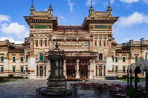 Facciata del Palazzo Berzieri, sede delle terme