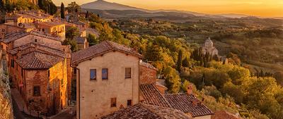 Paesaggio con case al tramonto
