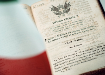 Documento storico aperto con testo in italiano e intestazione “Vittorio Emanuele II”