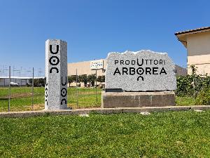Pietra con scirtta produttori Arborea