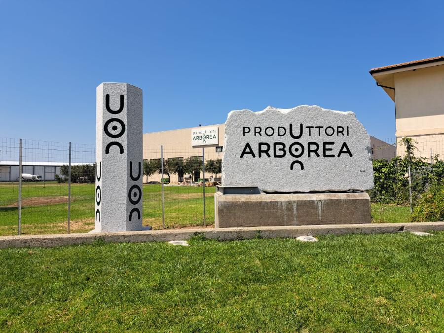 Pietra con scirtta produttori Arborea
