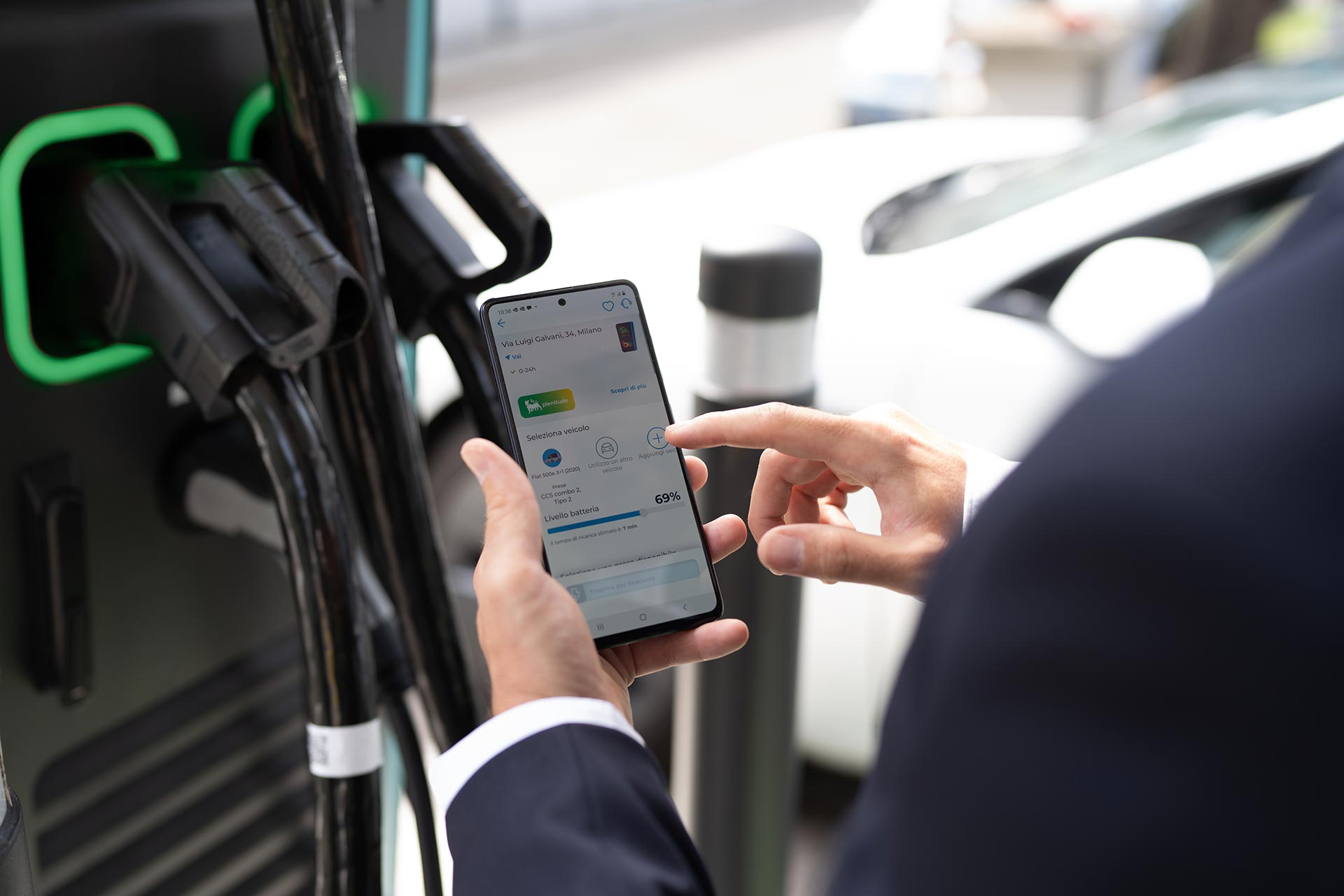 Ricarica di veicolo elettrico tramite app.