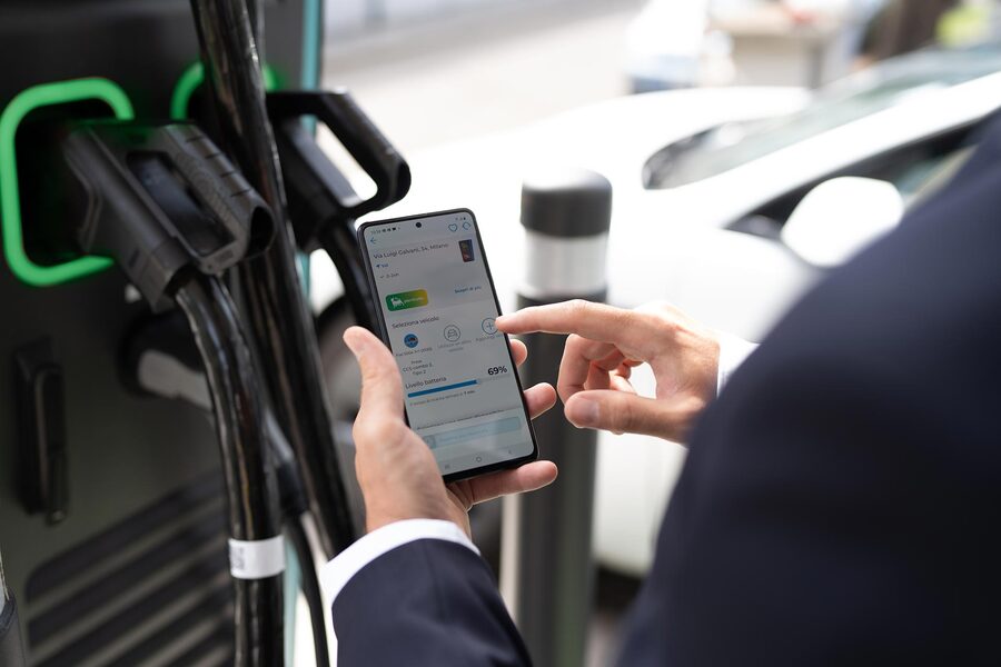Ricarica di veicolo elettrico tramite app.