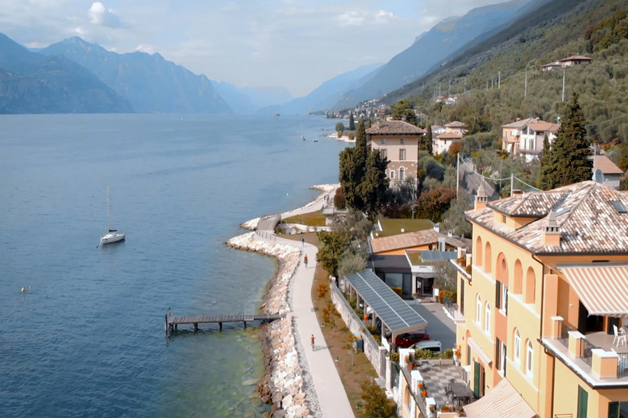 Lungolago di Brenzone sul Garda con case affacciate sul lago.