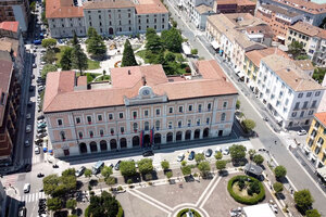 Veduta aerea di Campobasso con palazzo storico e piazza.