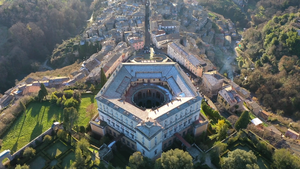 Veduta aerea di Palazzo Farnese a Caprarola con il borgo attorno.