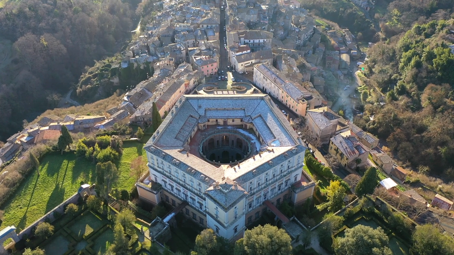 Veduta aerea di Palazzo Farnese a Caprarola con il borgo attorno.