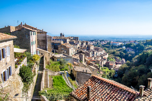 Veduta panoramica del borgo di Caprarola con tetti e case in pietra.