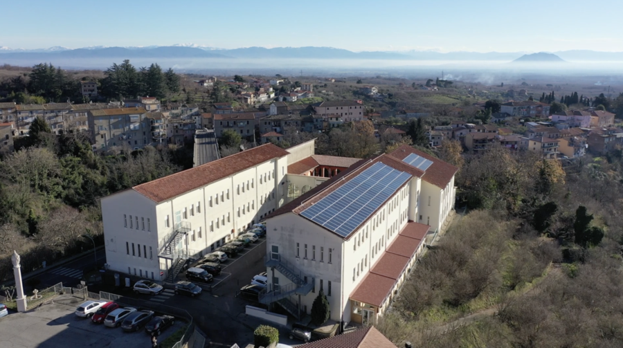 Veduta aerea di un complesso residenziale con pannelli solari.