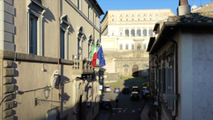 Vista di Palazzo Farnese tra i vicoli di Caprarola.