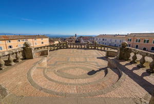 Terrazza panoramica in pietra con vista sul borgo