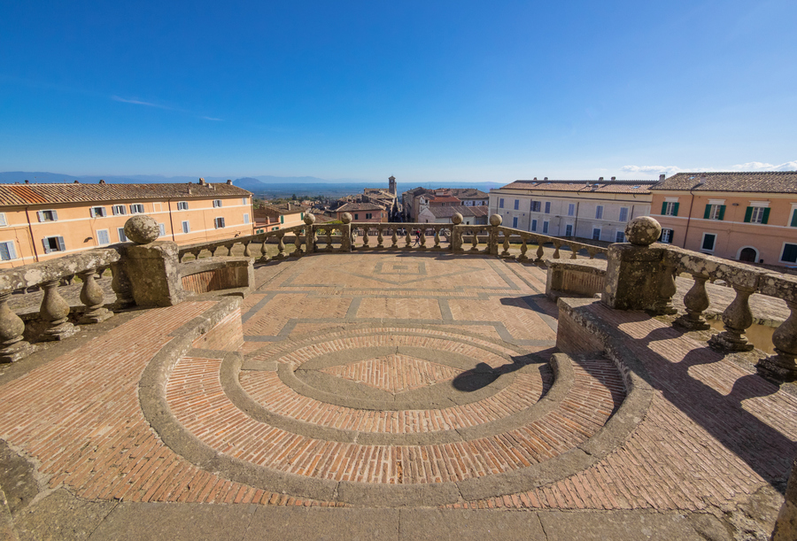 Terrazza panoramica in pietra con vista sul borgo