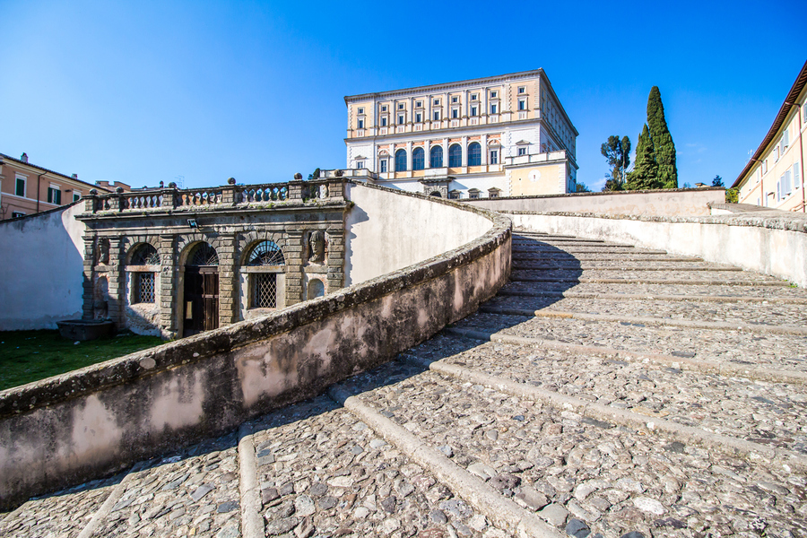 Scalinata in pietra con vista su Palazzo Farnese a Caprarola.