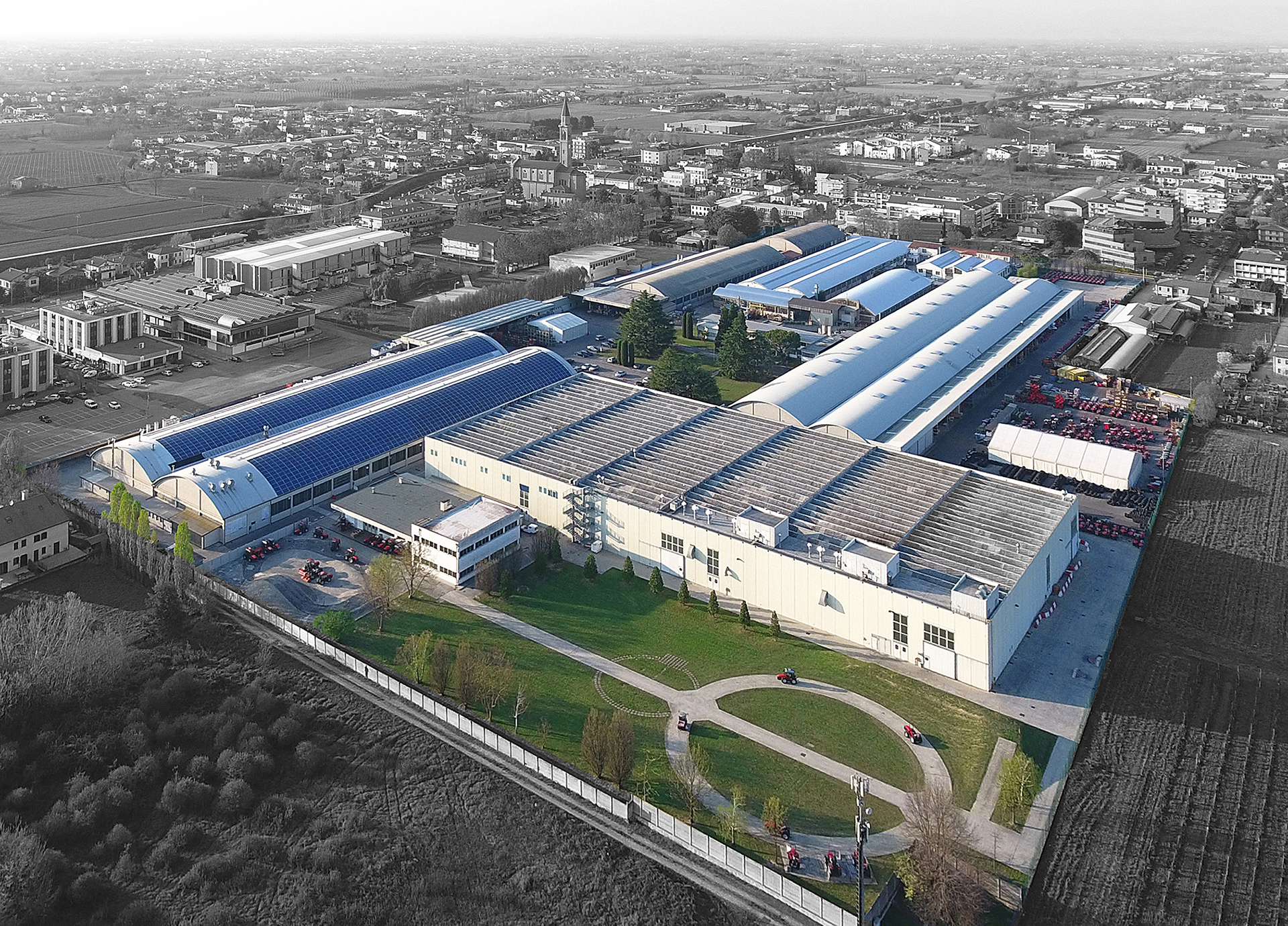 Veduta aerea dello stabilimento Carraro con capannoni industriali.
