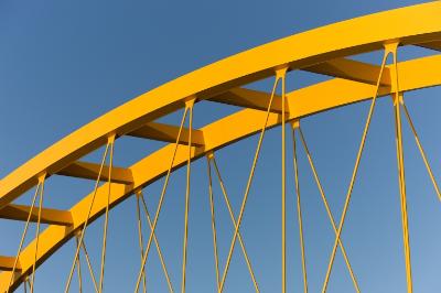 Ponte di ferro di colore giallo