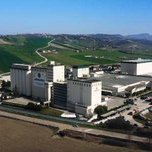 Complesso industriale in area rurale visto dall’alto.
