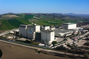 Complesso industriale in area rurale visto dall’alto.