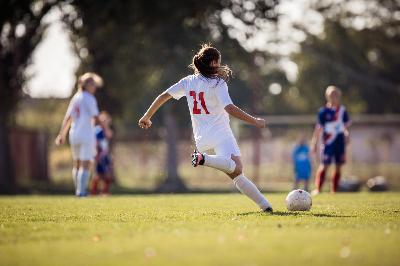 Ragazze che giocano a calcio