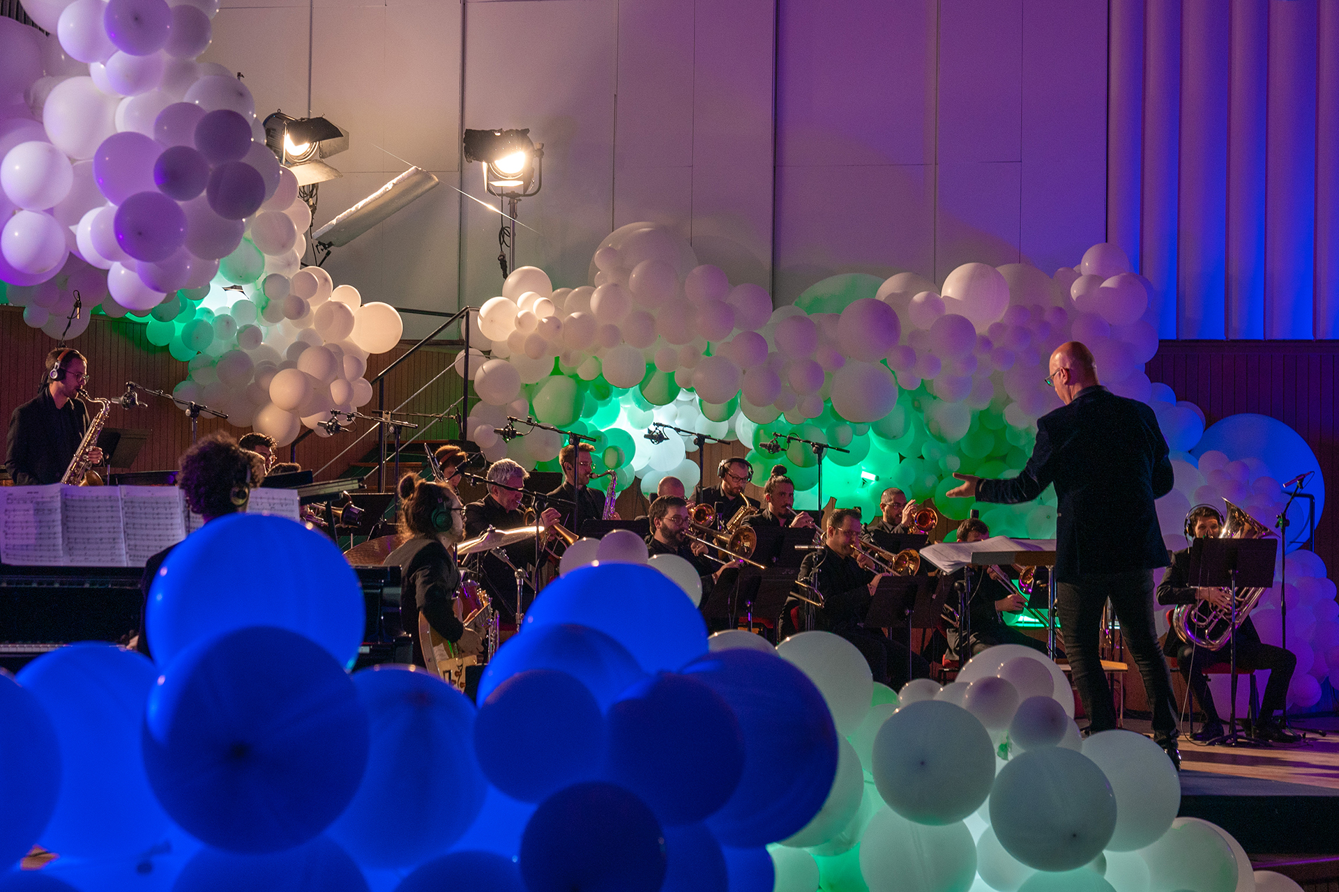 Concerto dal vivo con orchestra e decorazioni luminose