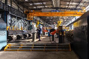 persone che lavorano dentro un cantiere