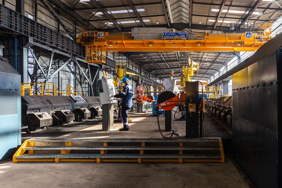 persone che lavorano dentro un cantiere