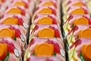 Confezioni di succhi in linea di produzione.