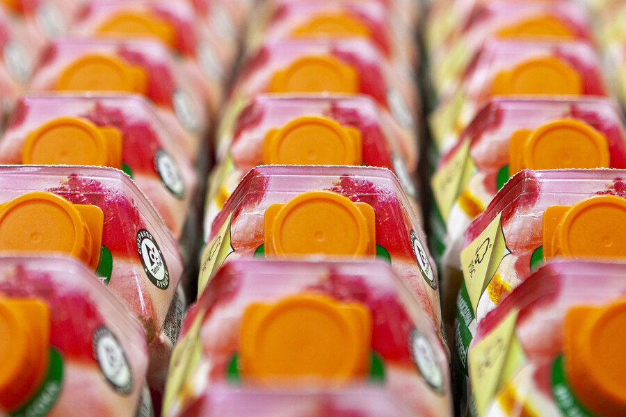 Confezioni di succhi in linea di produzione.