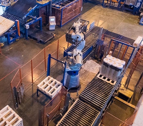 Braccio robotico in fabbrica