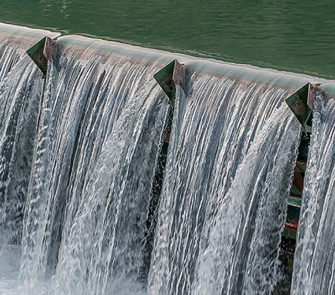 Piccola cascata di acqua