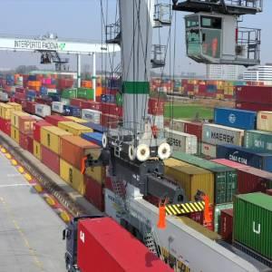 Container nel porto di Padova con gru e terminal intermodale.