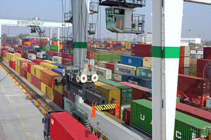 Container nel porto di Padova con gru e terminal intermodale.