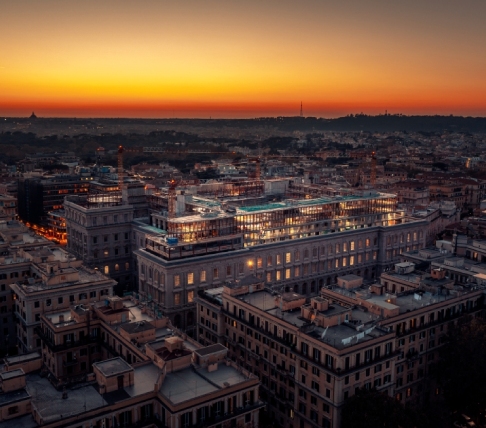 Veduta aerea di un palazzo al tramonto.