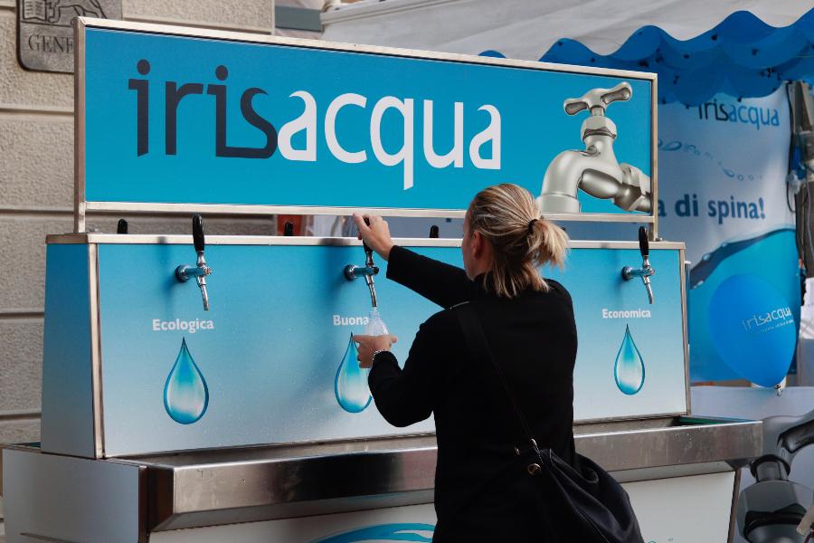 ragazza che riempie la bottiglia d'acqua
