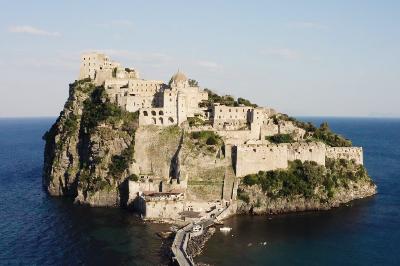 Scorcio del Castello Aragonese di Ischia sul mare.