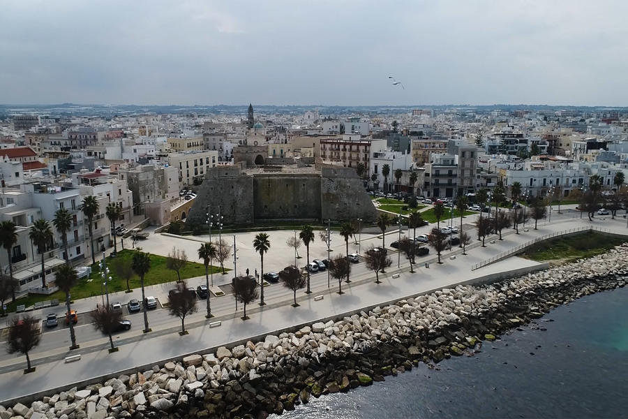 Vista del lungomare di Mola di Bari con borgo storico.