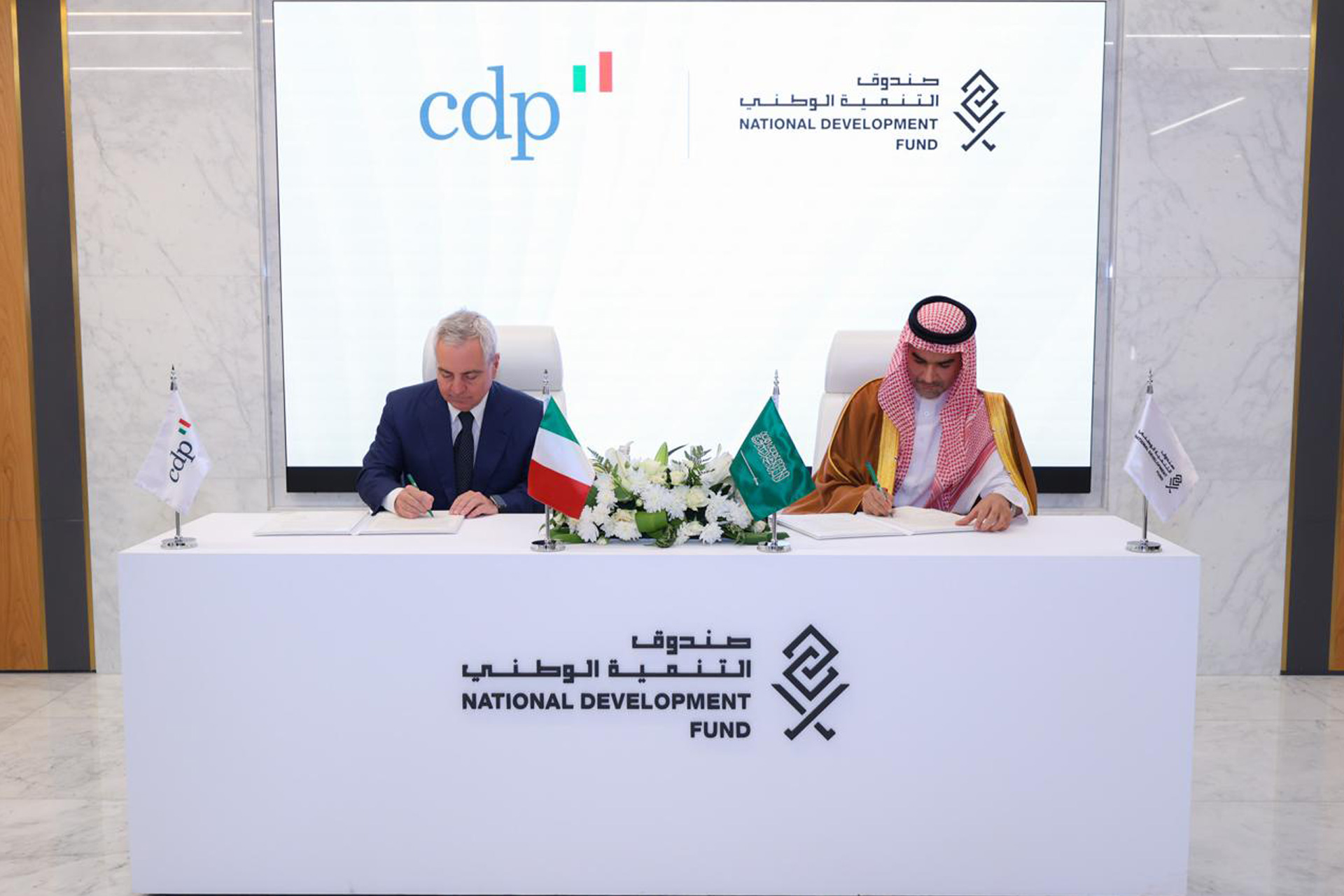 Rappresentanti di CDP e del National Development Fund firmano un accordo