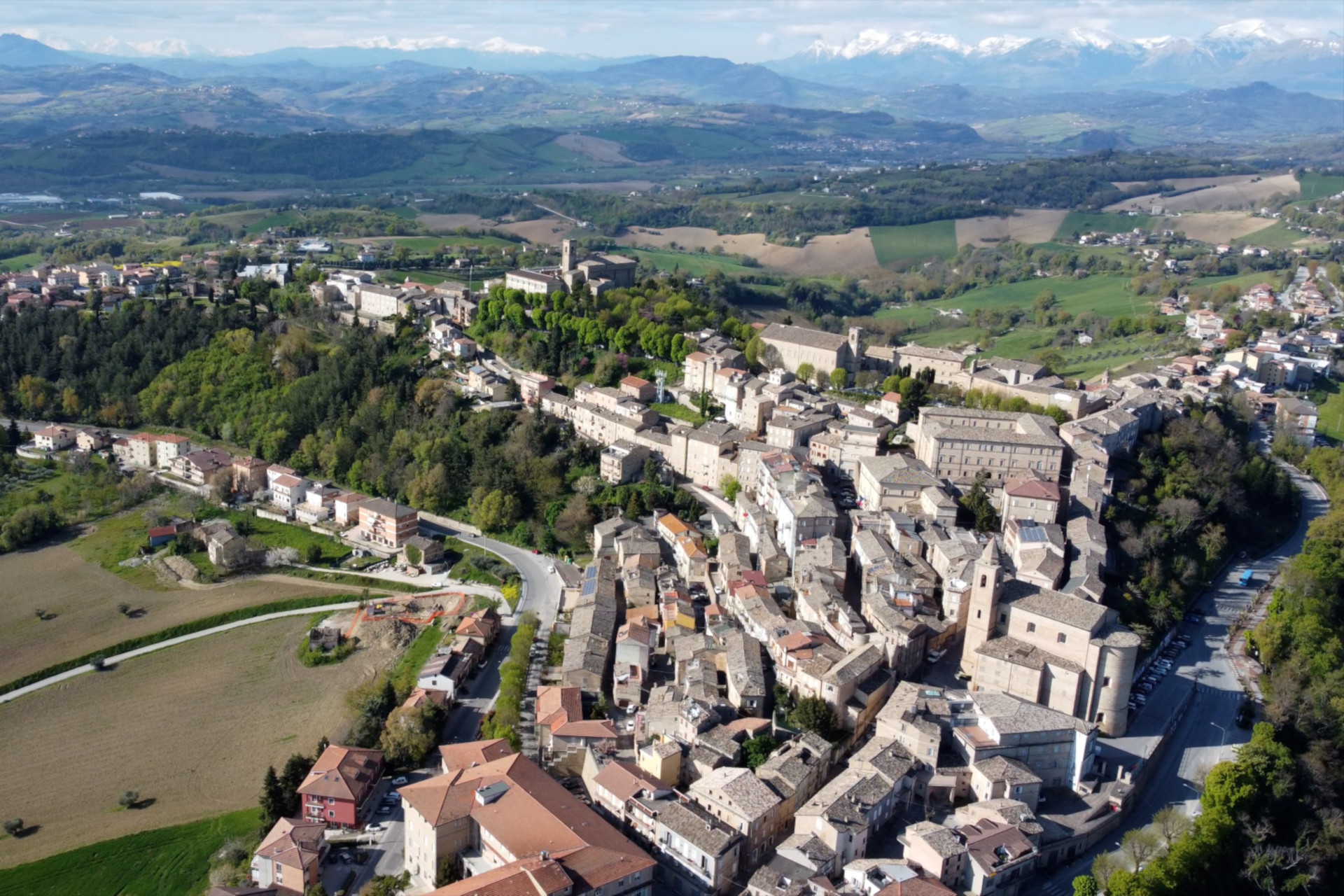 Veduta aerea del borgo di Montegiorgio con campagna e colline.