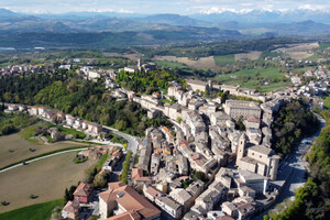 Veduta aerea del borgo di Montegiorgio con campagna e colline.