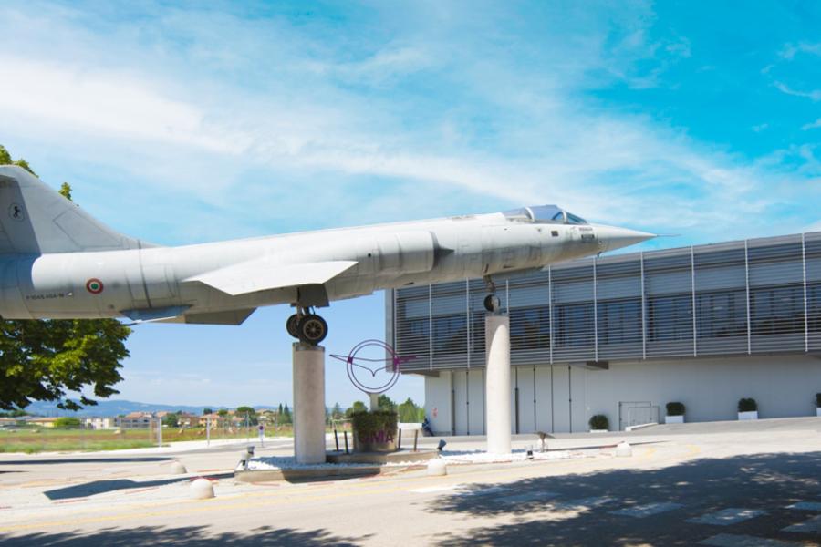 Aereo davanti la sede OMA