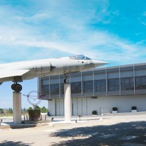 Aereo davanti la sede OMA