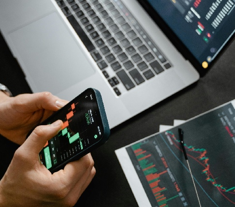Ragazzo che controlla l'andamento delle obbligazioni sul proprio smartphone.
