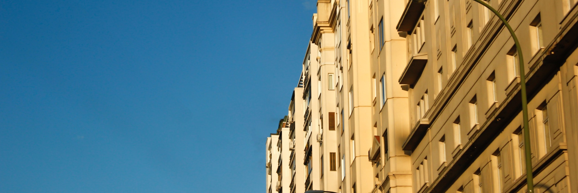 Palazzi storici sotto un cielo azzurro.