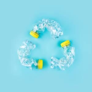 Icona del riciclo con bottiglie di plastica.