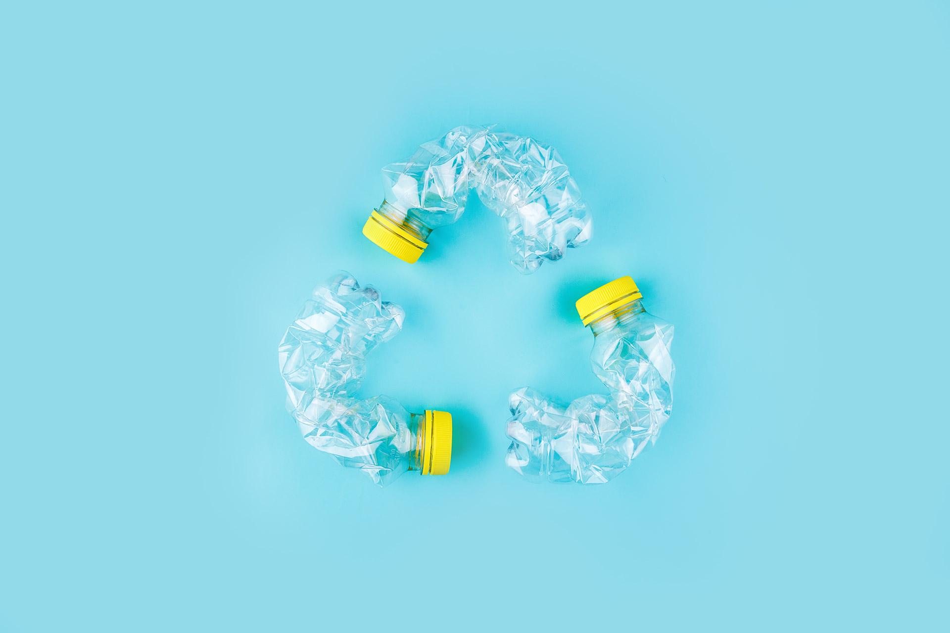 Icona del riciclo con bottiglie di plastica.