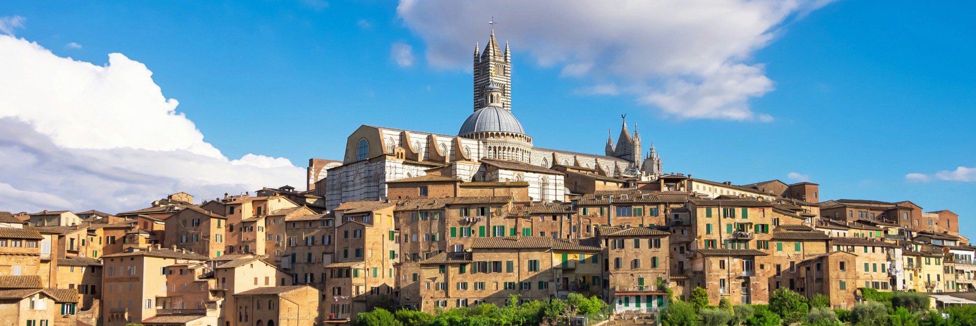 Panorama di una città medievale italiana.