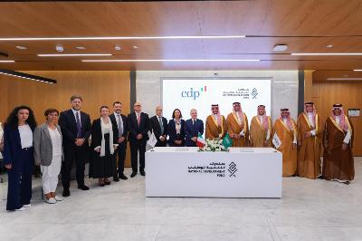 Gruppo di funzionari in posa durante un evento istituzionale