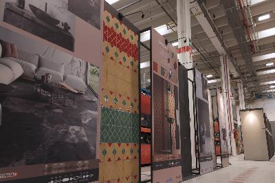 Piastrelle ceramiche in showroom.