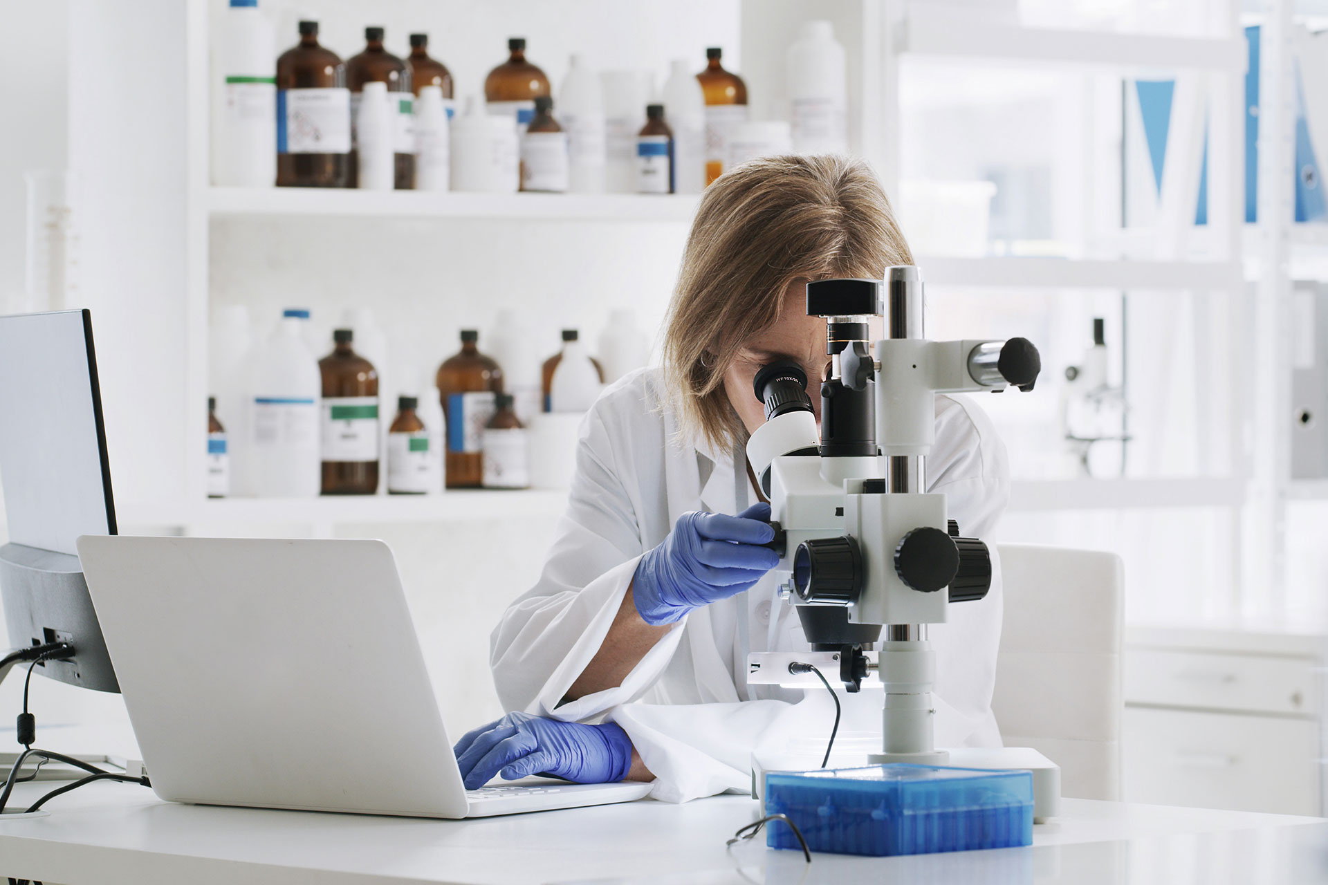 Donna in laboratorio Farmaceutico